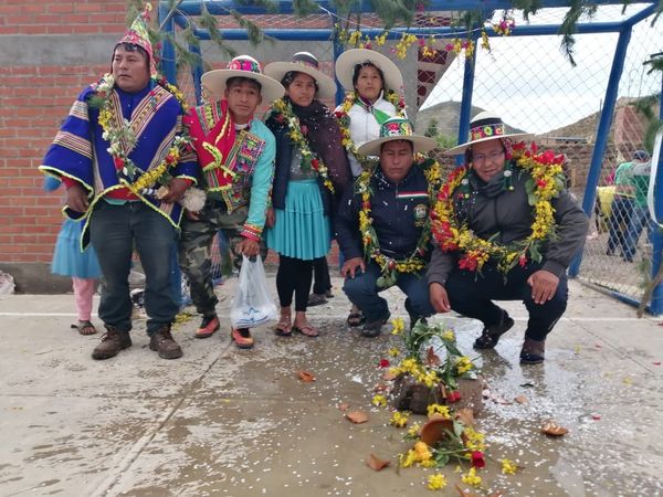 ENTREGA DE CANCHA POLI FUNCIONAL PARA LA UNIDAD EDUCATIVA ASOCIADA ÑUÑUMAYANI