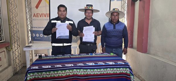 FIRMA DE CONVENIO ENTRE EL G.A.M DE TAPACARÍ Y LA AEVIVIENDA DEPARTAMENTAL