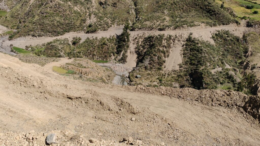 entrega de camino mejora la conexión vial en Kjarkas

