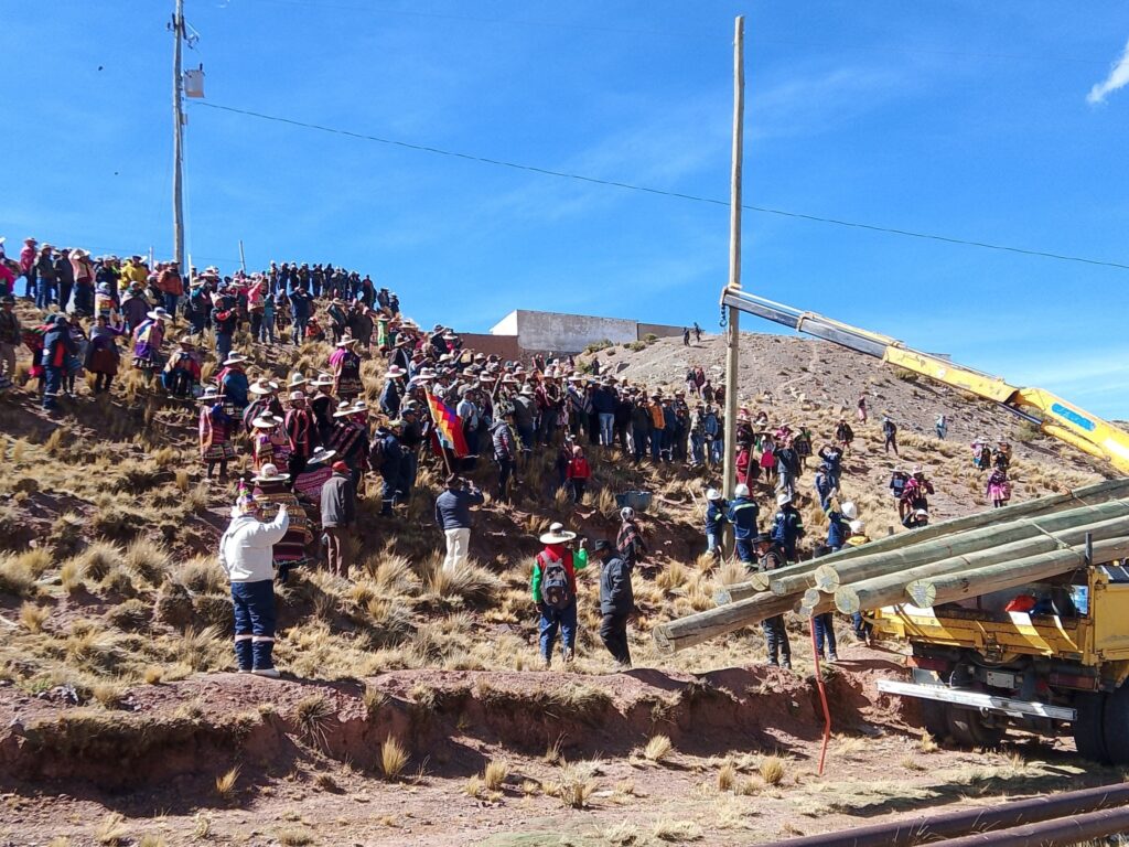 comunidad celebra inicio de electrificación rural en Tapacarí