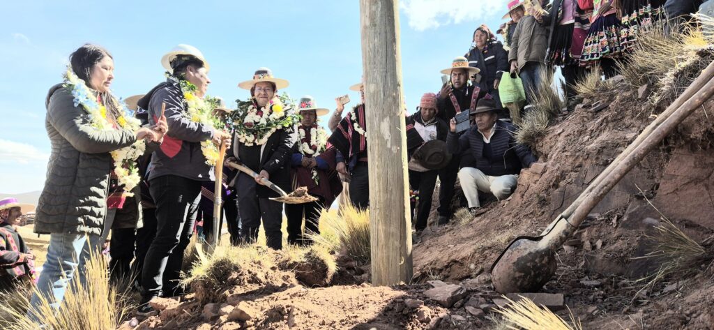 autoridades dan inicio a la electrificación rural en Tapacarí