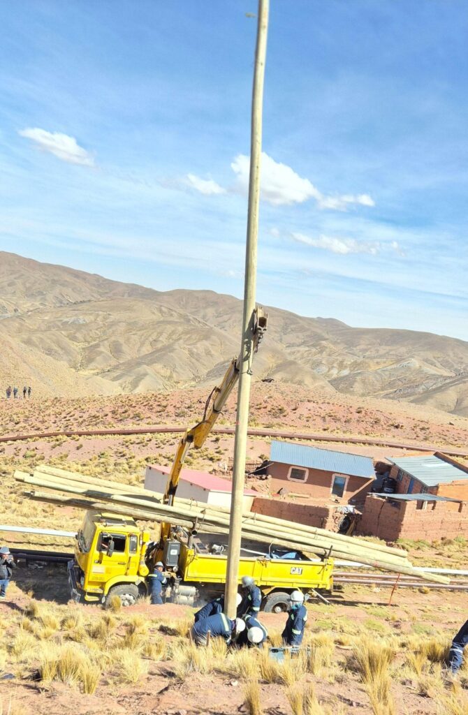 postes y cables instalados para electrificación rural en Tapacarí