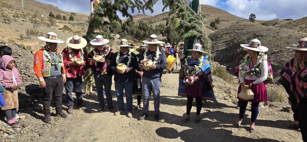 autoridades entregan nuevo camino y atajado en Condoriri