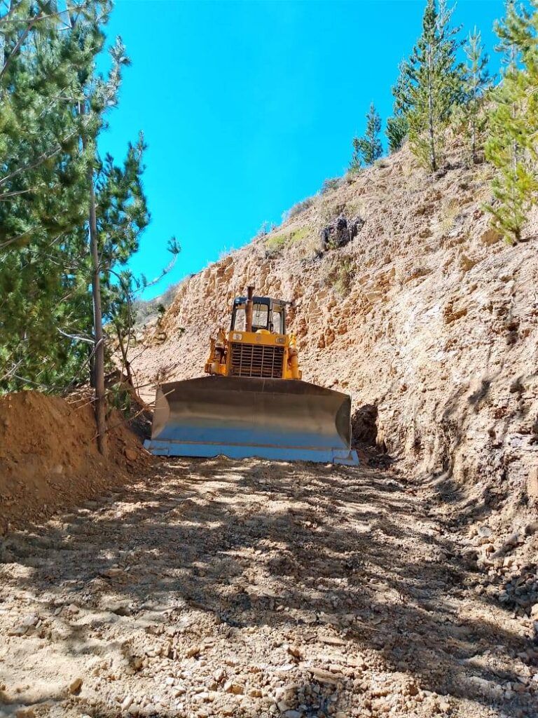 aquinaria construyendo nuevo camino y atajado en Condoriri