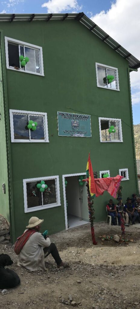 vista de los nuevos ambientes de atención integral en Tapacarí