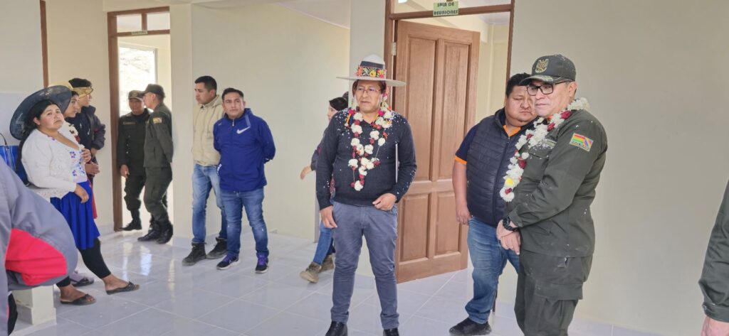 autoridades inauguran nuevos ambientes de atención integral en Tapacarí