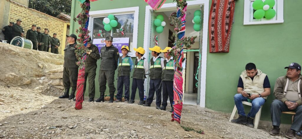 funcionarios brindando servicios en nuevos ambientes de atención integral