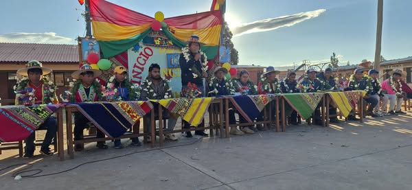 autoridades municipales dan inicio de obra en Tapacarí