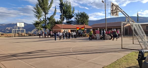 estudiantes de Tumuyo celebran nuevo tinglado escolar