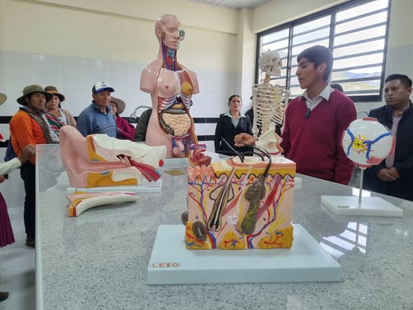 ENTREGA DE EQUIPAMIENTO DE LABORATORIO PARA LA U.E. TUNAS VINTO