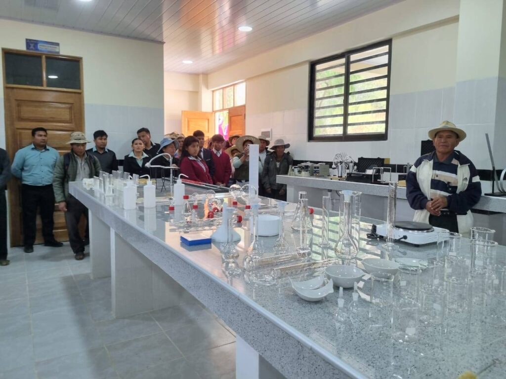 laboratorio escolar de la Unidad Educativa Tunas Vinto