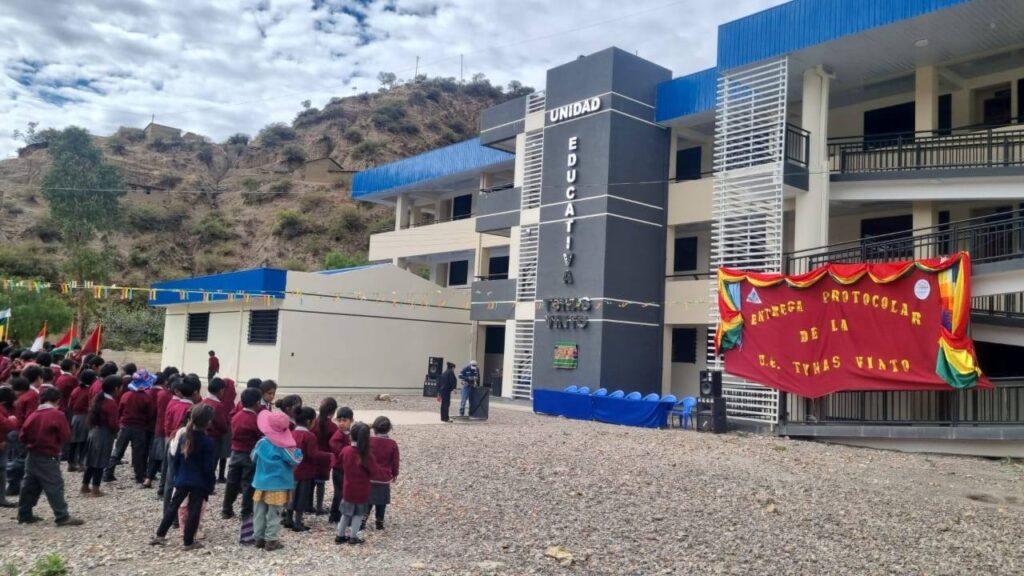 entrega de equipamiento de laboratorio en Tunas Vinto
