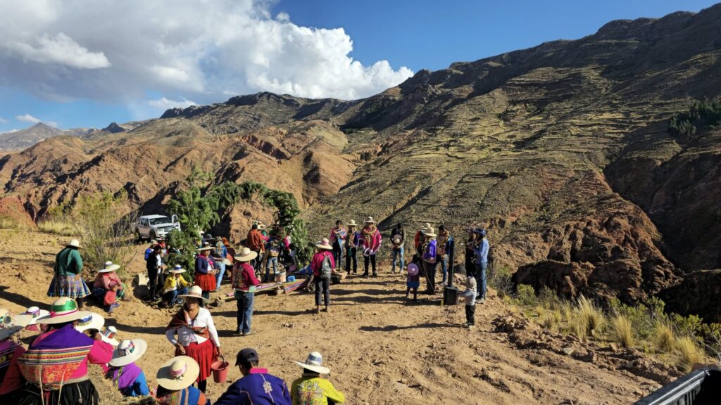 utoridades entregando camino vecinal en la comunidad de Kuchio