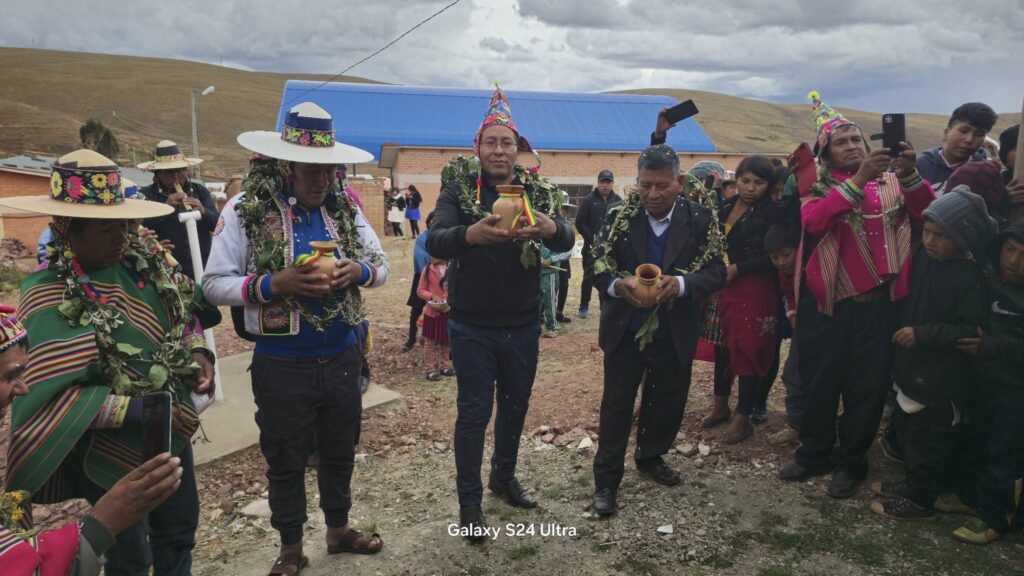 ENTREGA DE CAMINOS EN LA COMUNIDAD DE JAPIÑUMA, ALMACENAMIENTO DE AGUA EN LA COMUNIDAD AÑAWAYANI Y UN LABORATORIO DE QUIMICA PARA LA UNIDAD EDUCATIVA CHUÑUCHUÑUNI