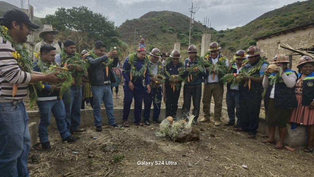 INICIO DE OBRAS PARA LA CONSTRUCCIÓN DE 50 VIVIENDAS PARA CINCO COOPERATIVAS MINERAS DEL MUNICIPIO DE TAPACARÍ