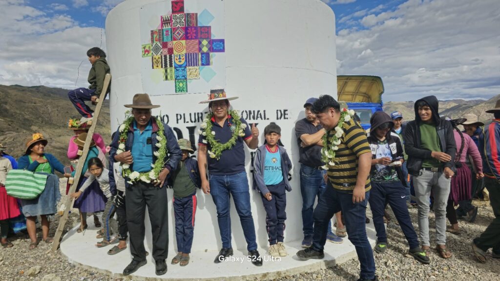 #ELAGUAESVIDA ENTREGA DE #PERFORACIÓNDEPOZODEAGUAENROCA, CON BOMBEO ELÉCTRICO, CONSTRUCCIÓN DE CASETA DE BOMBEO, TENDIDO DE TUBERIA Y TANQUE DE ALMACENAMIENTO, PARA LOS 3 OTBS DE LA CAPITAL DE TAPACARÍ