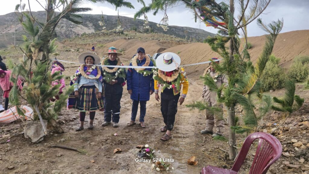 #CAMINOESINTEGRACIÓNYDESARROLLO EL G.A.M. DE TAPACARI JUNTAMENTE CON LOS BENEFICIARIOS CULMINAMOS LA #APERTURADENUEVOCAMINOVECINAL DE UN TOTAL DE 4 KM PARA LA COMUNIDAD DE HUAYCO ARRIBA, EL CUAL BENEFICIARÁ PARA LLEGAR A LAS ZONAS PRODUCTIVAS Y EL TRASLADO DE LA PRODUCCIÓN AGRÍCOLA