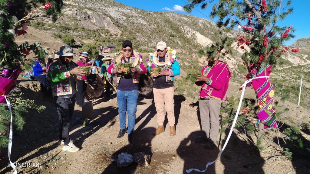 #CAMINOESINTEGRACIÓNYDESARROLLO EL G.A.M. DE TAPACARI JUNTAMENTE CON LOS BENEFICIARIOS CULMINAMOS LA #APERTURADENUEVOCAMINOVECINAL DE UN TOTAL DE 4 KM PARA LA COMUNIDAD DE TITAKALLO, CAMINO QUE SERÁ DE MUCHO BENEFICIO PARA EL ACCESO A LAS ZONAS PRODUCTIVAS Y EL TRANSPORTE DE LA PRODUCCIÓN AGRÍCOLA .