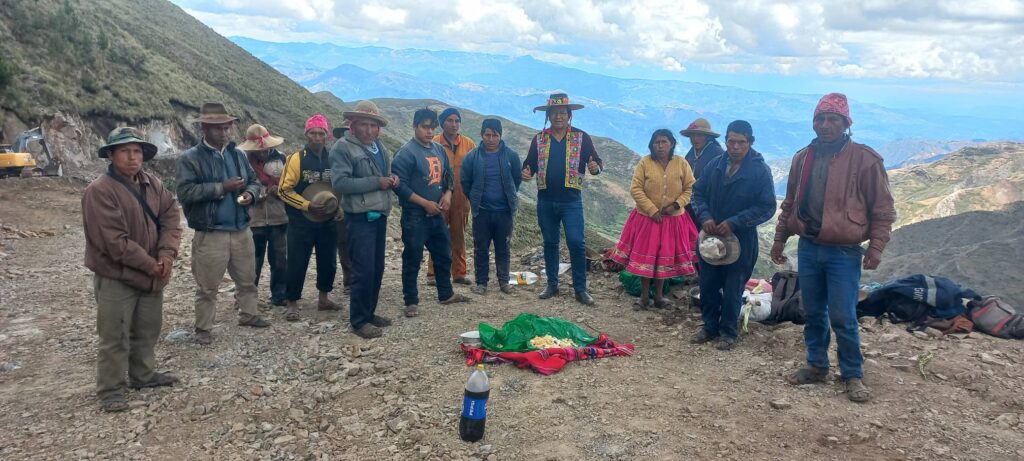 #CAMINOESINTEGRACIÓNYDESARROLLO EL G.A.M. DE TAPACARI JUNTAMENTE CON LOS BENEFICIARIOS CULMINAMOS LA #APERTURADENUEVOCAMINOVECINAL EN SU 1RA. FASE DE UN TOTAL DE 4 KM PARA LAS COMUNIDADES DE KUSKAÑA Y CHORROMA.
